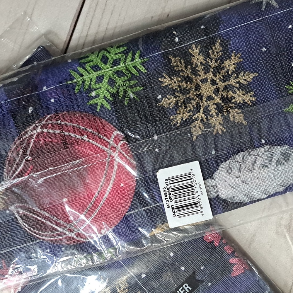 Festive Holiday Paper Table Covers 2 Covers - Picture 4 of 4